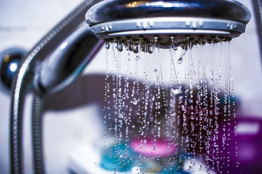 Un pommeau de douche en marche