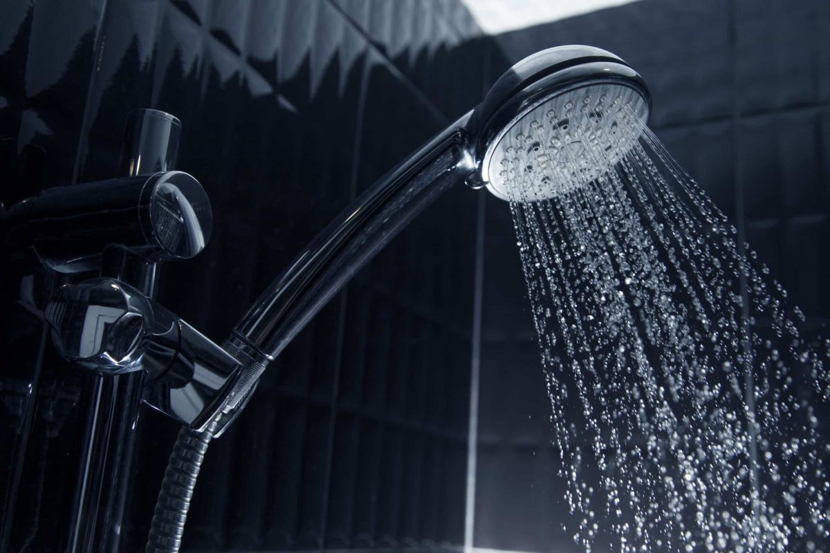 Salle de bain noire et douche allumée