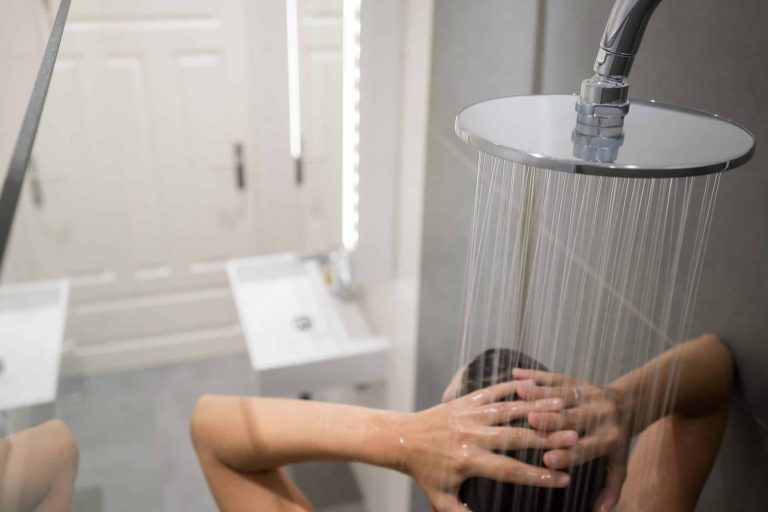 femme prend une douche, vue d'en haut