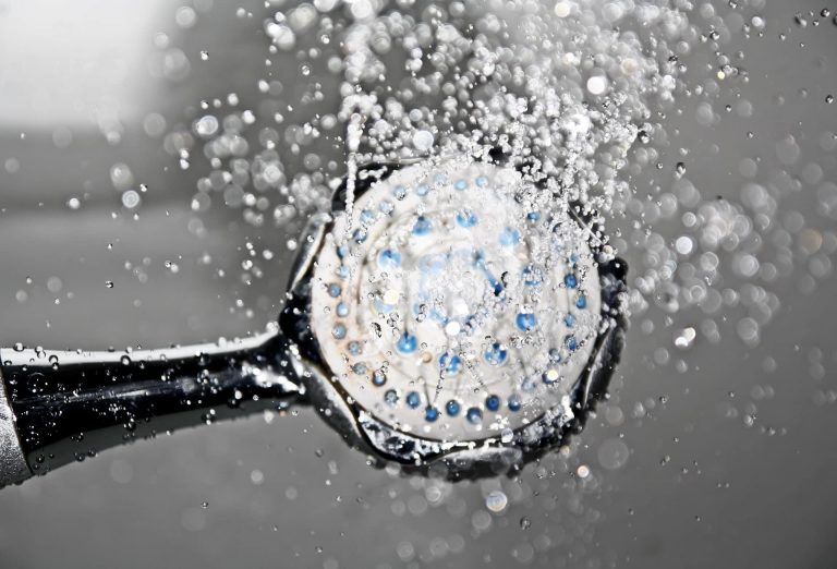 Eau du pommeau de douche, eau de la douche qui sort du pommeau