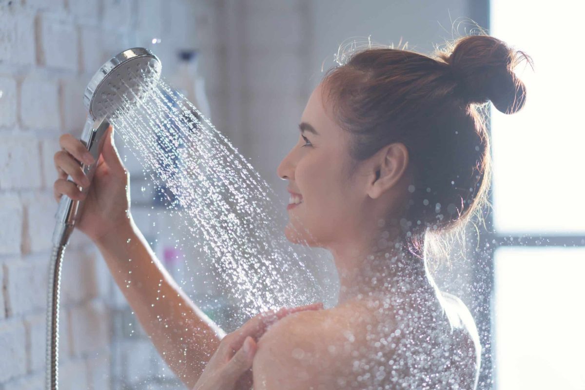 douche froide femme sous la douche