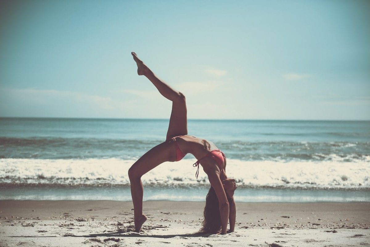 femme mince faisant du sport sur la plage