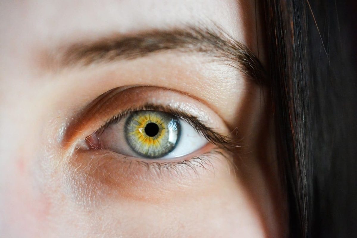 peau du visage d'une femme aux yeux verts