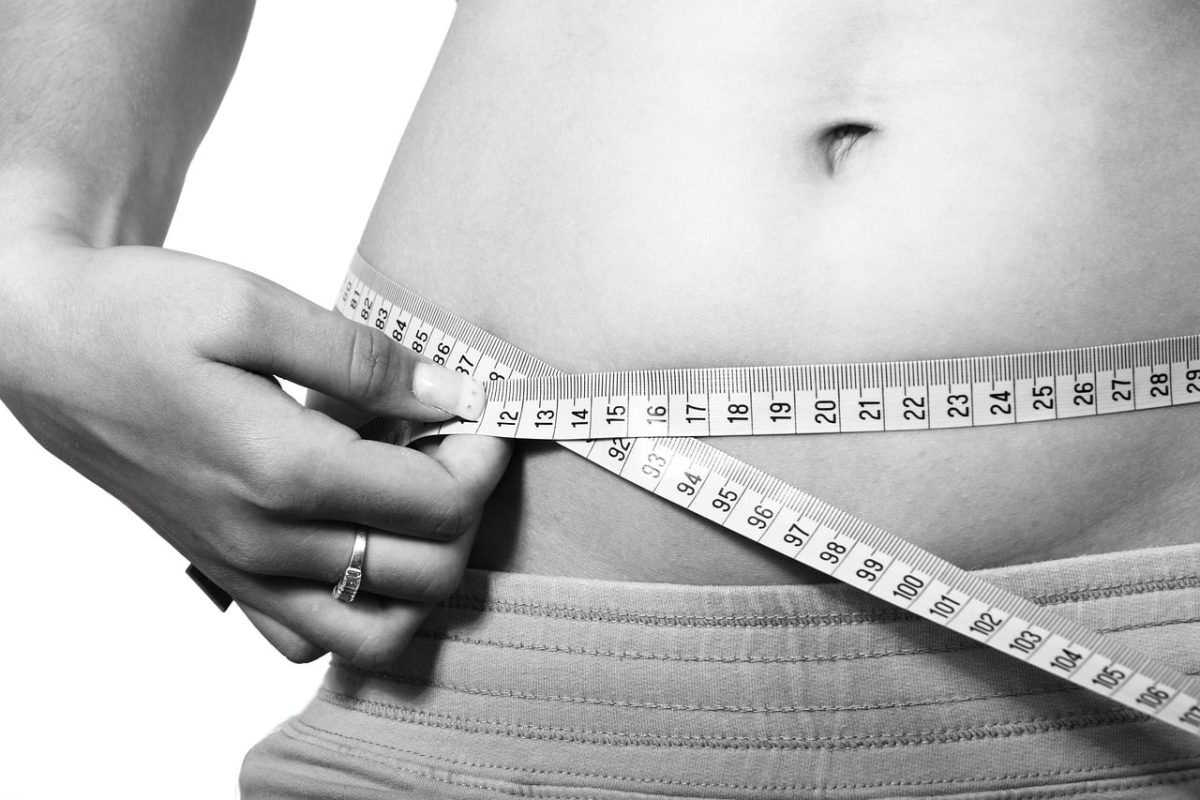 femme tenant un mètre autour de sa taille, perte de poids
