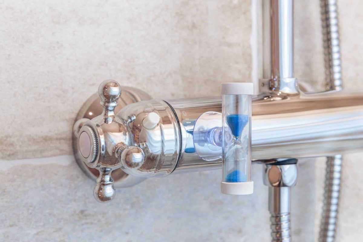 réglage du temps pour prendre une douche avec un sablier bleu